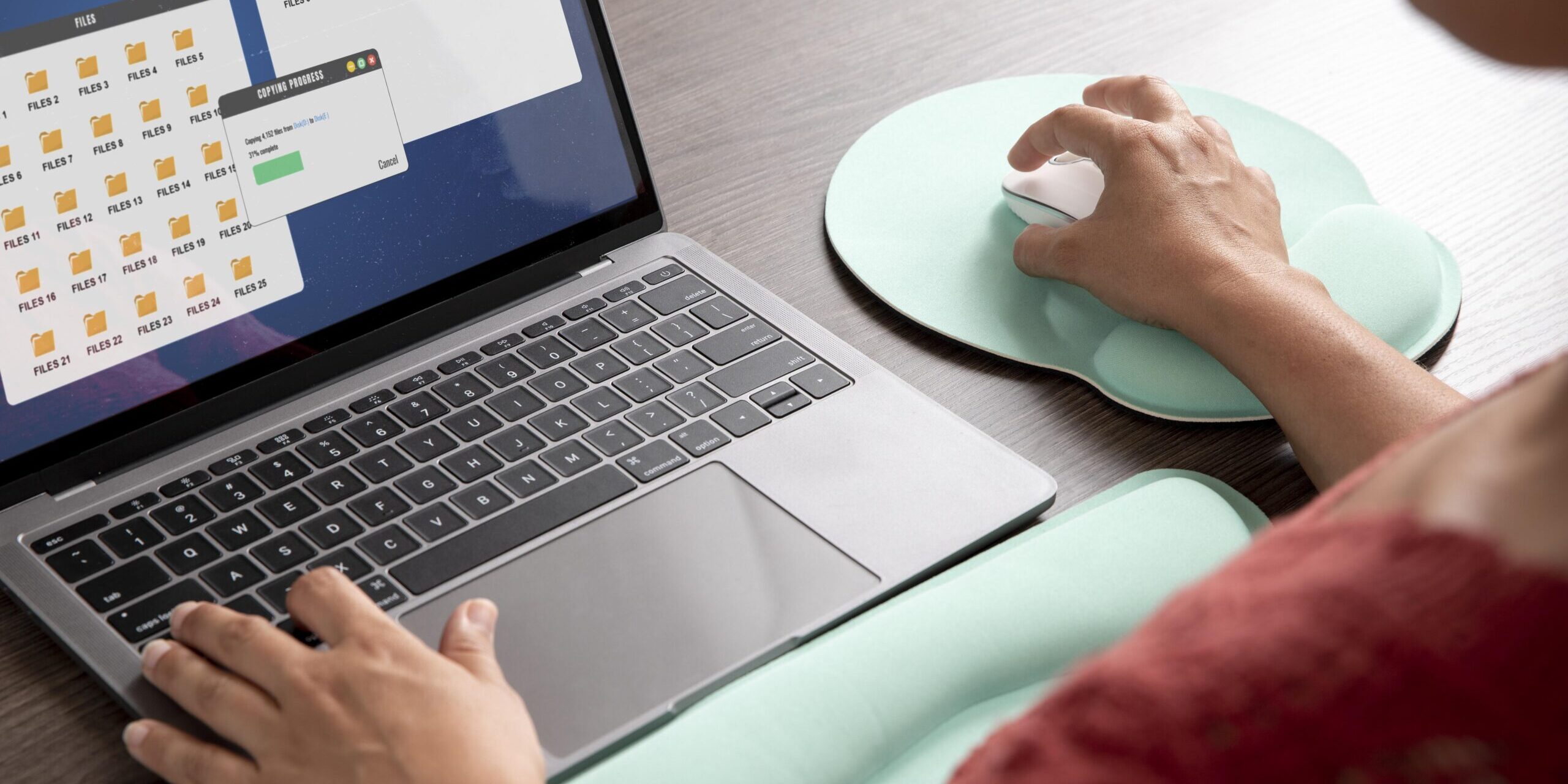 Orden y gestión de archivos digitales en una laptop, representando la metodología 5S Digital para mejorar la organización y la productividad.