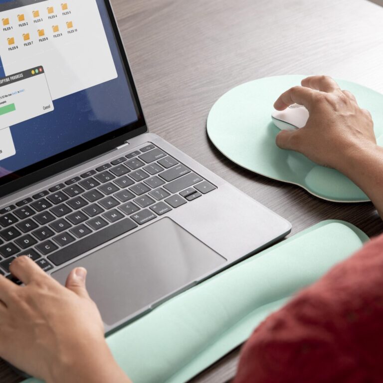 5S Digital: orden y control de la información de trabajo Orden y gestión de archivos digitales en una laptop, representando la metodología 5S Digital para mejorar la organización y la productividad.
