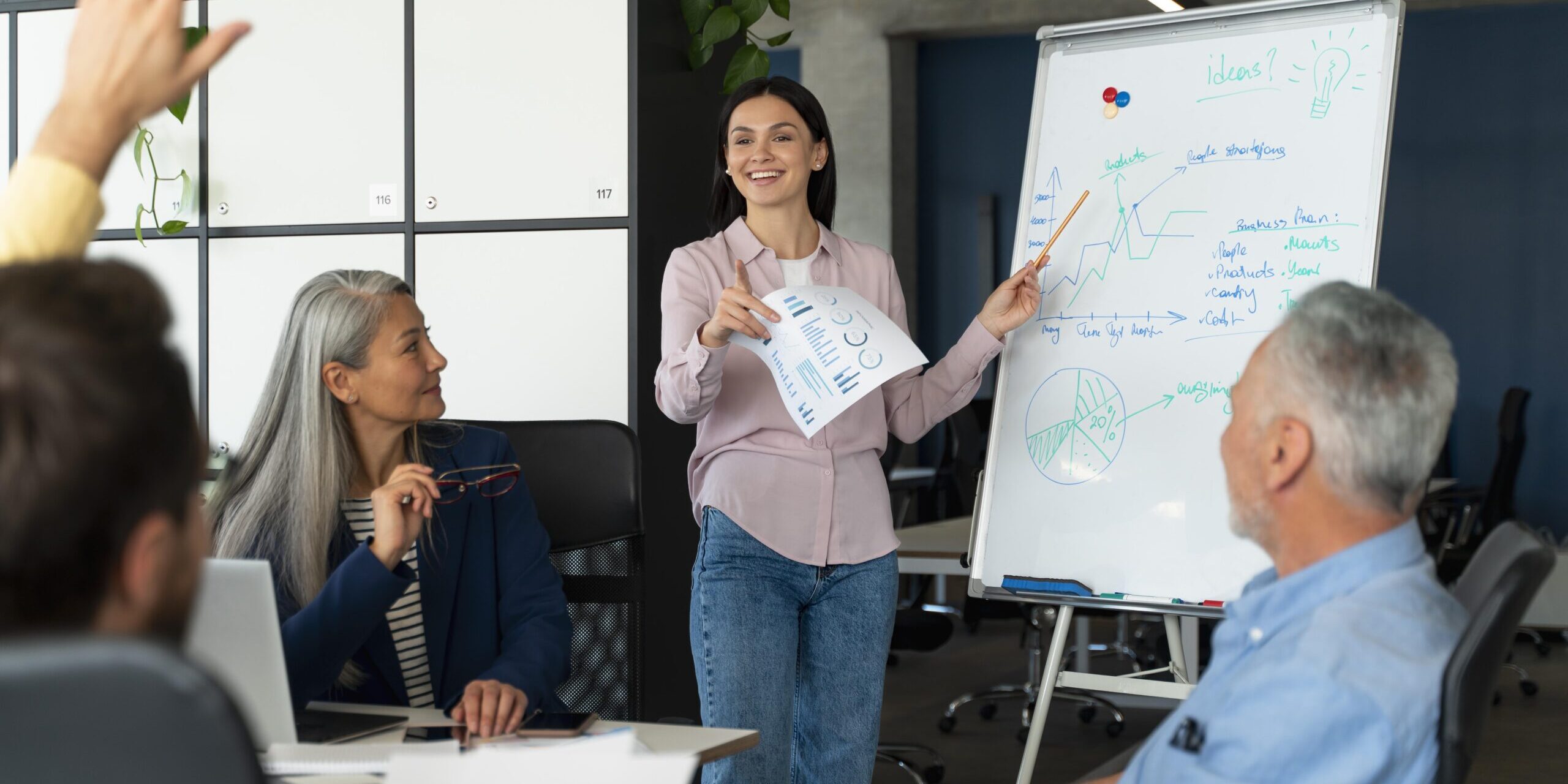 Liderazgo en acción: aprendizaje y trabajo en equipo Líder presentando ideas a su equipo durante una reunión de trabajo sobre liderazgo y toma de decisiones