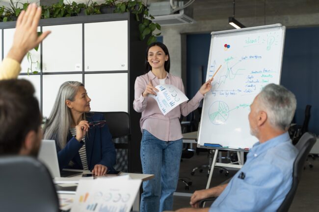 Líder presentando ideas a su equipo durante una reunión de trabajo sobre liderazgo y toma de decisiones