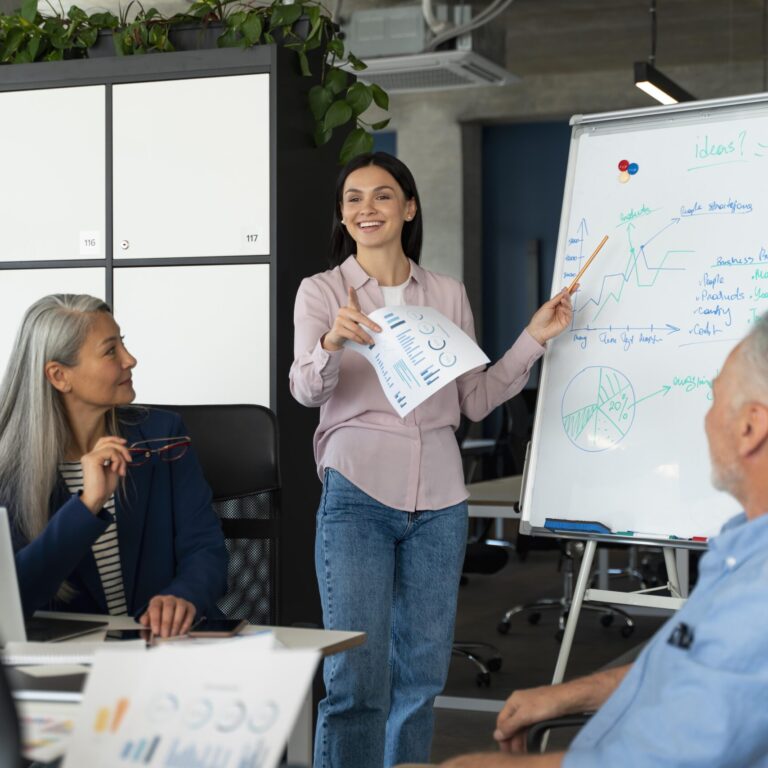 Liderazgo en acción: aprendizaje y trabajo en equipo Líder presentando ideas a su equipo durante una reunión de trabajo sobre liderazgo y toma de decisiones